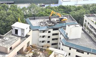 挖掘机怎么上楼顶